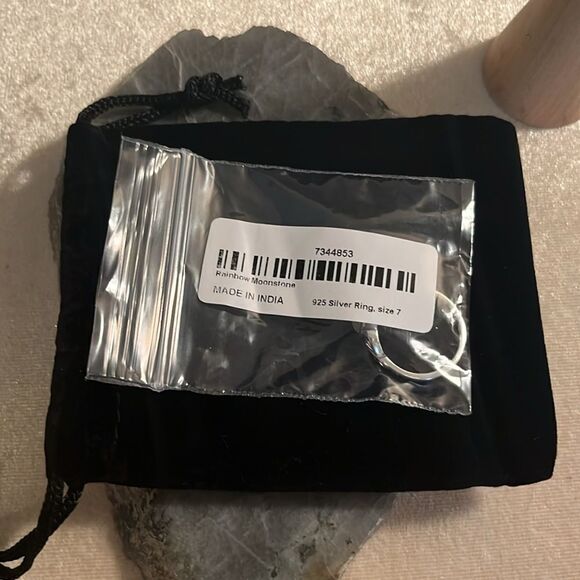 Kuisa rainbow, moonstone solitaire ring in sterling silver 1.65ctw - Picture 10 of 10